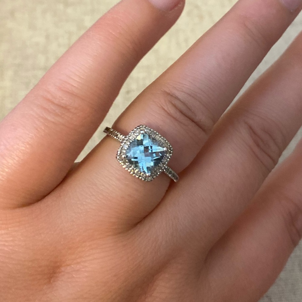 Silver ring with aquamarine center